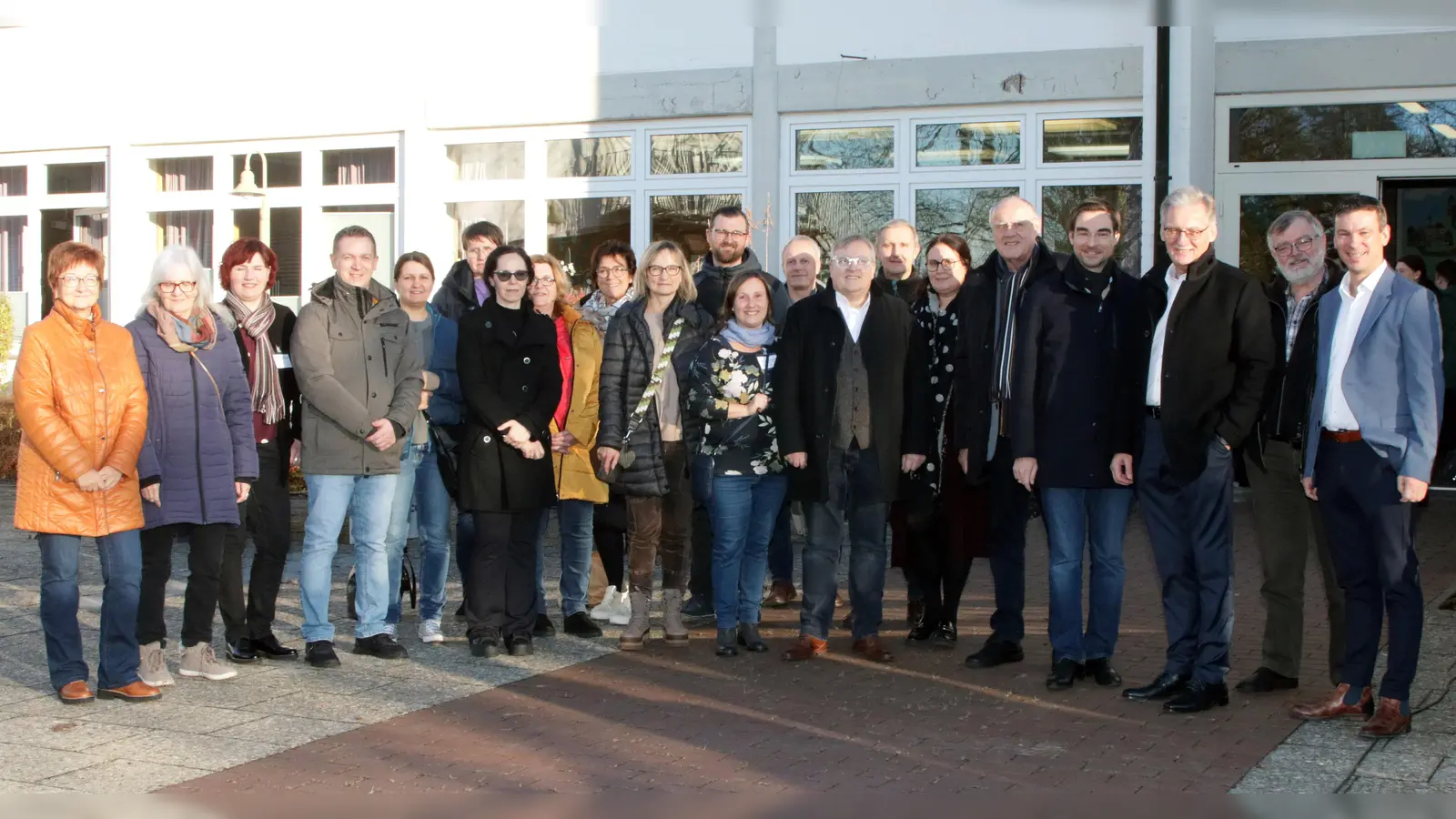 Willkommen zum Winterfest und Adventsbasar in der „Schule am Kleefeld“ des Heilpädagogischen Zentrums (HPZ) Irchenrieth, zu denen Aufsichtsratsvorsitzender Christian Stadler (r.). seine Stellvertreterin Brigitte Krause (l.), Schulleiterin Petra Rothmund (3. v. l.) und Aufsichtsratsvorsitzende Birgit Reil (10. v. l.) am Samstag auch zahlreiche Ehrengäste begrüßten.  (Bild: Stephan Landgraf)