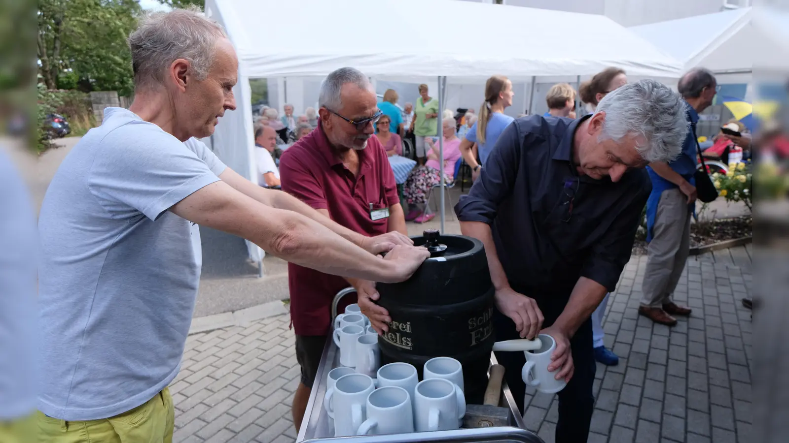 Heimleiter Carsten Fischer, Pflegedienstleiter Rainer Bauer und Bürgermeister Robert Lindner (von links ) beim Anzapfen des ersten Bierfasses. (Bild: Fred Lehner )