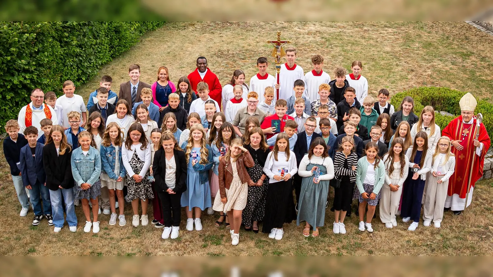 Gruppenfoto der Firmlinge mit Bischof DR. Rudolf Voderholzer (Bild: Markus König)