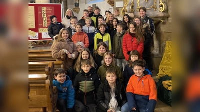 Die an der Gottesdienstgestaltung beteiligten Schülerinnen und Schüler der Realschule in der Kemnather Stadtpfarrkirche. (Bild: Maria Busch)