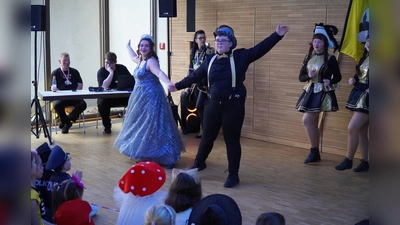 Prinzessin Nina I. und Prinz Bastian I. zeigen beim Kinderfasching den Eröffnungstanz. (Bild: Fabian Borkner/exb)