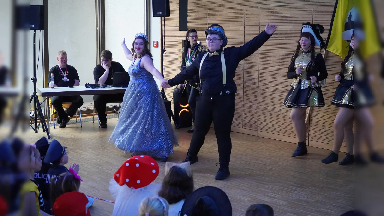 Prinzessin Nina I. und Prinz Bastian I. zeigen beim Kinderfasching den Eröffnungstanz. (Bild: Fabian Borkner/exb)