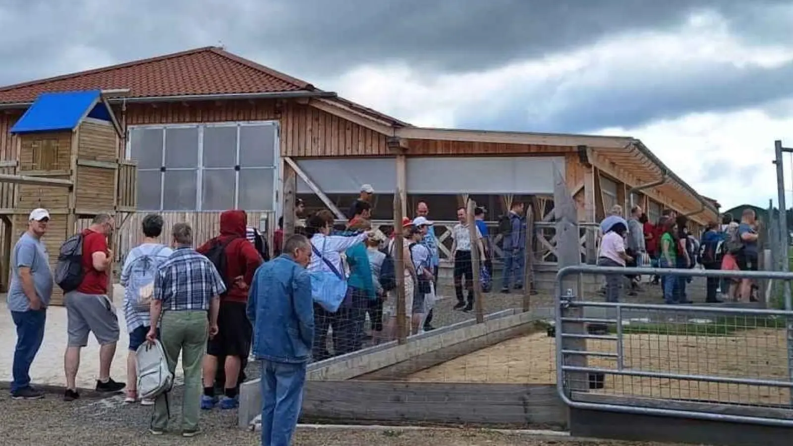 Am Tagesausflug zum Begegnungshof „Gut Aiderbichl” nach Eslarn beteiligten sich fünf Arbeitsgruppen der Werkstatt vom Heilpädagogischen Zentrum (HPZ) Irchenrieth. (Bild: Karl Ziegler)