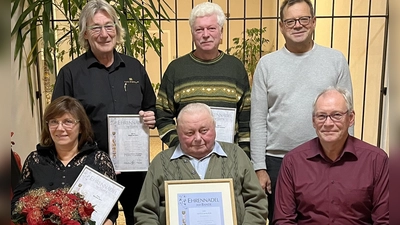 Die Geehrten und die Verantwortlichen (stehend, von links) Siegfried Sirtl, Gerhard Schlicht und Kreisfachberater Harald Schlöger sowie (sitzend, von links) Monika Sirtl, Otto Malzer und Vorsitzender Volker Pöhlmann. (Bild: OGV Lochau-Riglasreuth/exb)