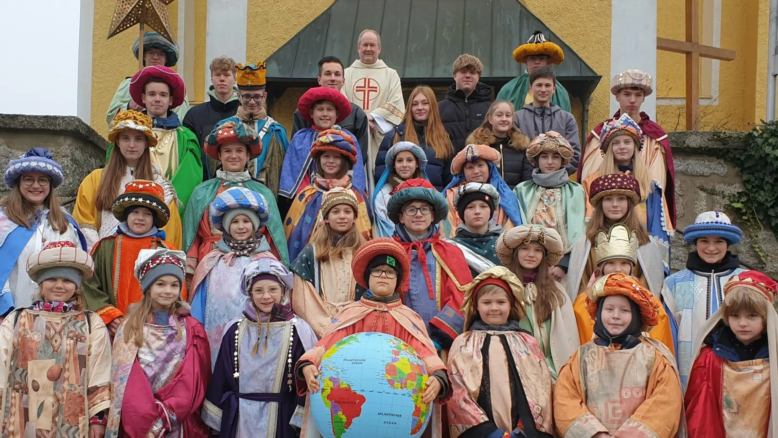 Die Wiesauer Sternsinger vor der Pfarrkirche St. Michael. (Bild: Birgit Sailer/exb)