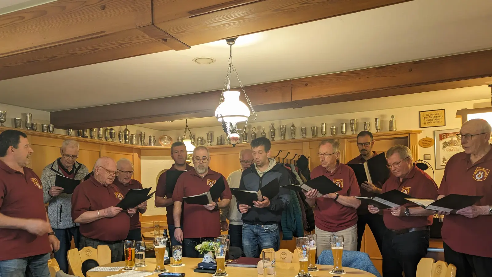 Der Männerchor des Gesang- und Orchestervereins Friedenfels unter Leitung von Horst Straub (links) trug zu Beginn der Versammlung der Sängergruppe Wiesau mehrere Stücke vor.  (Bild: pz)