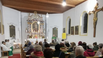 Pfarrer Erwin Bauer feierte mit zahlreichen Kirchenbesuchern das Patrozinium des Heiligen Sebastien in der Friedhofskapelle. (Bild: Karl Ziegler)