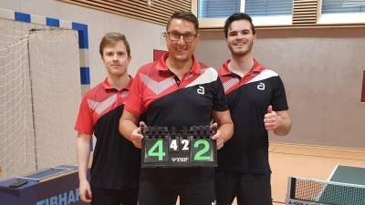 Die Pokal-Mannschaft: Albin Troglauer, Michael Eckl, Nico Troglauer (von links).  (Bild: Michael Hösl)