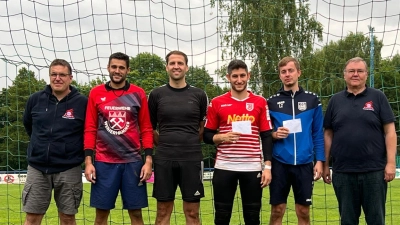 Die Mannschaftsführer der vier besten Teams Dominik Callejon, Dominik Härning, Julian Missig, Lukas Zeiler (von links) mit FC Bayern-Fanclub-Präsident Hans Heibl (rechts)<br>und Organisator Stefan Schwarzmeier (links) (Bild: : Stefan Posset)