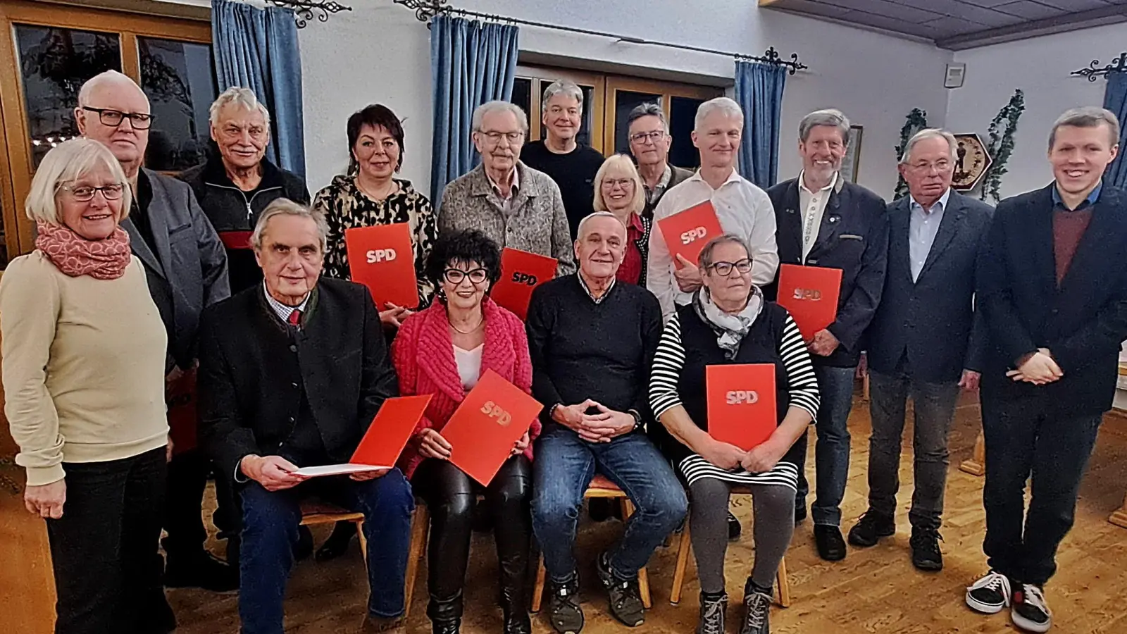 Bei der Nikolausfeier ehrte der SPD Ortsverein Weiden-Ost/Hammerweg zahlreiche Mitglieder für ihre langjährige Treue zur Partei. 1. Vorsitzender Horst Fuchs sitzend vorne links. (Bild: Ilonka Flenz)