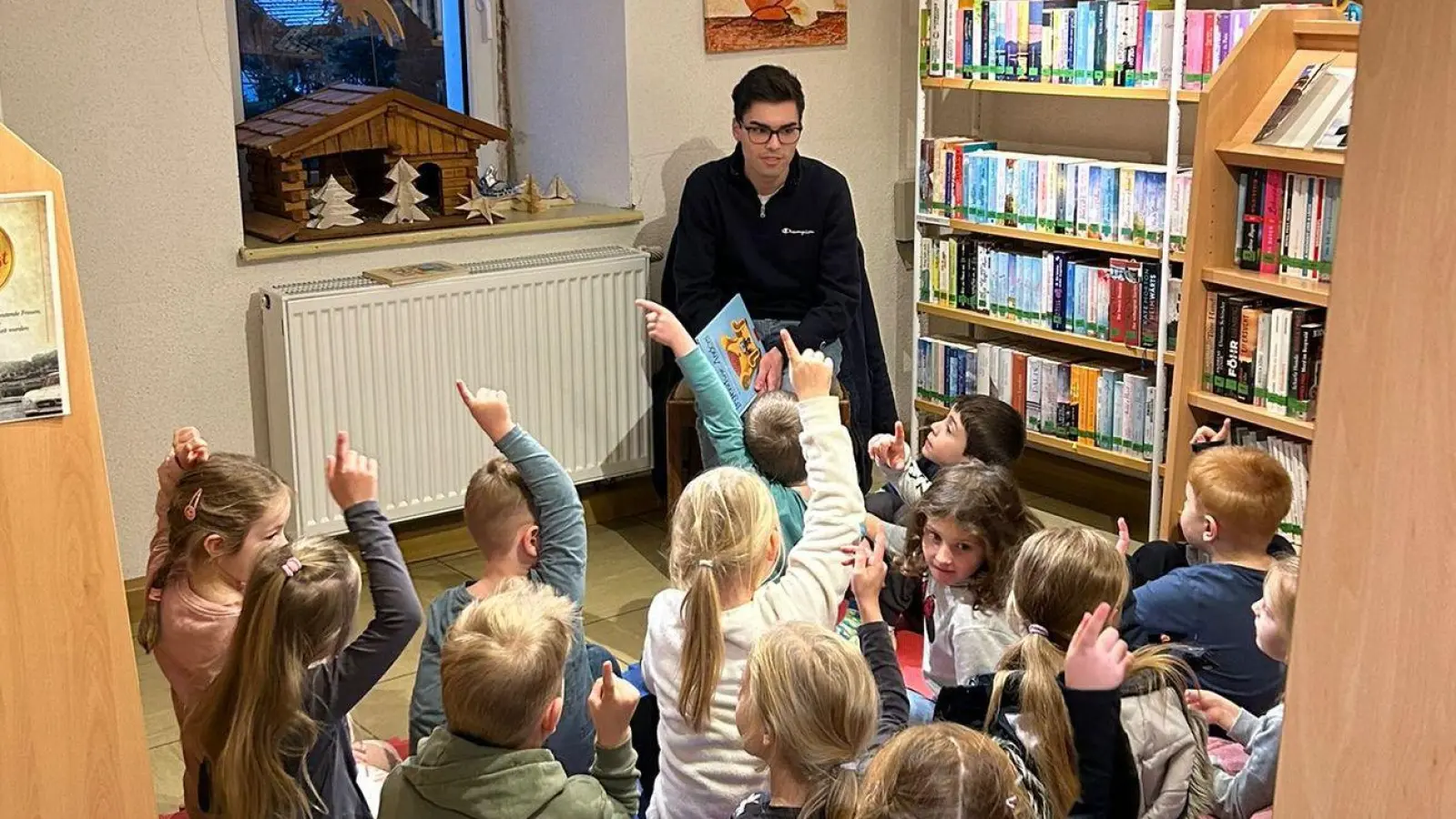 Maximilian Dötsch liest in der Bücherei vor (Bild: Margit Dobmeier)