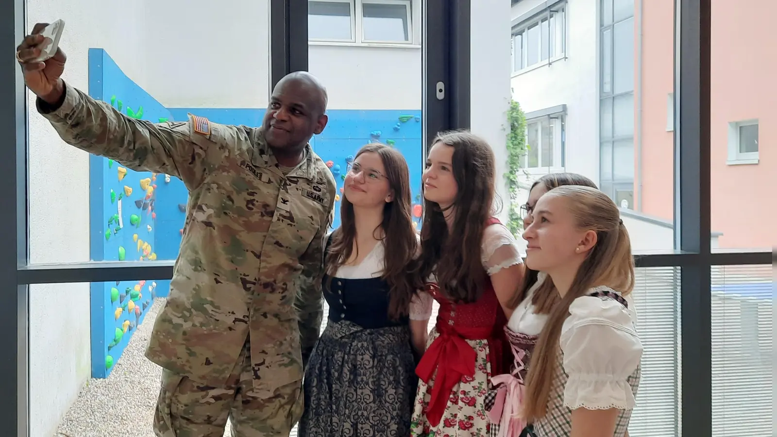 Die deutschen Schüler nutzen die Gelegenheit zu einem Selfie mit Colonel Kevin A. Poole. (Bild: Florian Ackermann/exb)