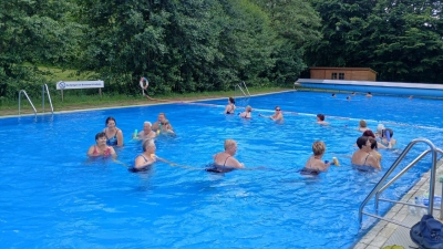 Aqua-Gymnastik unter Leitung von Birgit Fuchs. (Bild: Ernst Scharr)