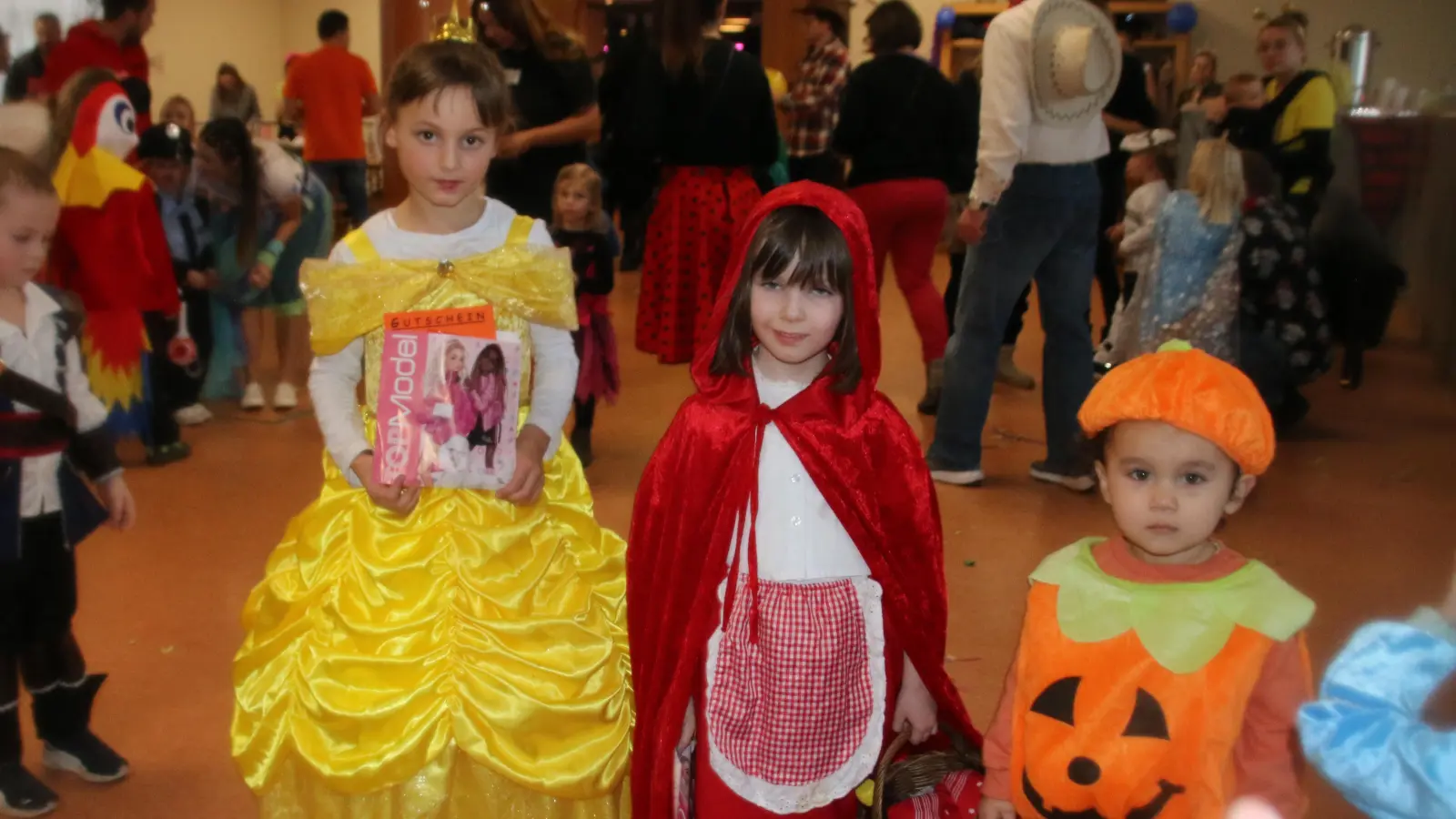 Die drei schönsten Kostüme vom Kinderfasching der SV Grafenwöhr: Leonie Deubzer als Prinzessin, Emily Hacker als Rotkäppchen und Kristian Gunsten als Kürbis.  (Bild: sne)