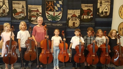 Zum Abschluss des Vorspielabends der Celloklasse von Musiklehrerin Ute Sommer spielten alle gemeinsam eine Intrade und das Lied „Auf ihr Kinder“.  (Bild: Peter Garreiss)