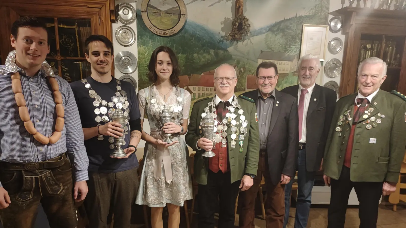 Jonah Lukas, Isabel Erl und Karl Tusch (Zweiter bis Vierter von links) sind die neuen Könige der Adlerschützen Mitterhöll. Mit der LP schoss sich Mathias Erl (links) zur Wurstkette. Ihnen gratulierten Schützenmeister Alois Lukas, Stadtverbands-Präsident Reinhard Meier sowie -Ehrenpräsident Herbert Tischler (von rechts). (Bild: Hubert Lukas)