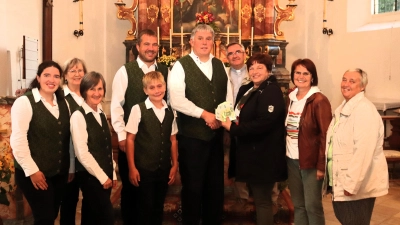 Maria Honig, Petra Frind und Regina Senft (von rechts) vom Wolfsbacher Frauenkreis überreichen im Beisein von Pfarrer Slawomir Niemczewski1000 € an den Dirigenten der Blaskapelle Ensdorf, Hubert Haller (Bild: Lothar Trager)