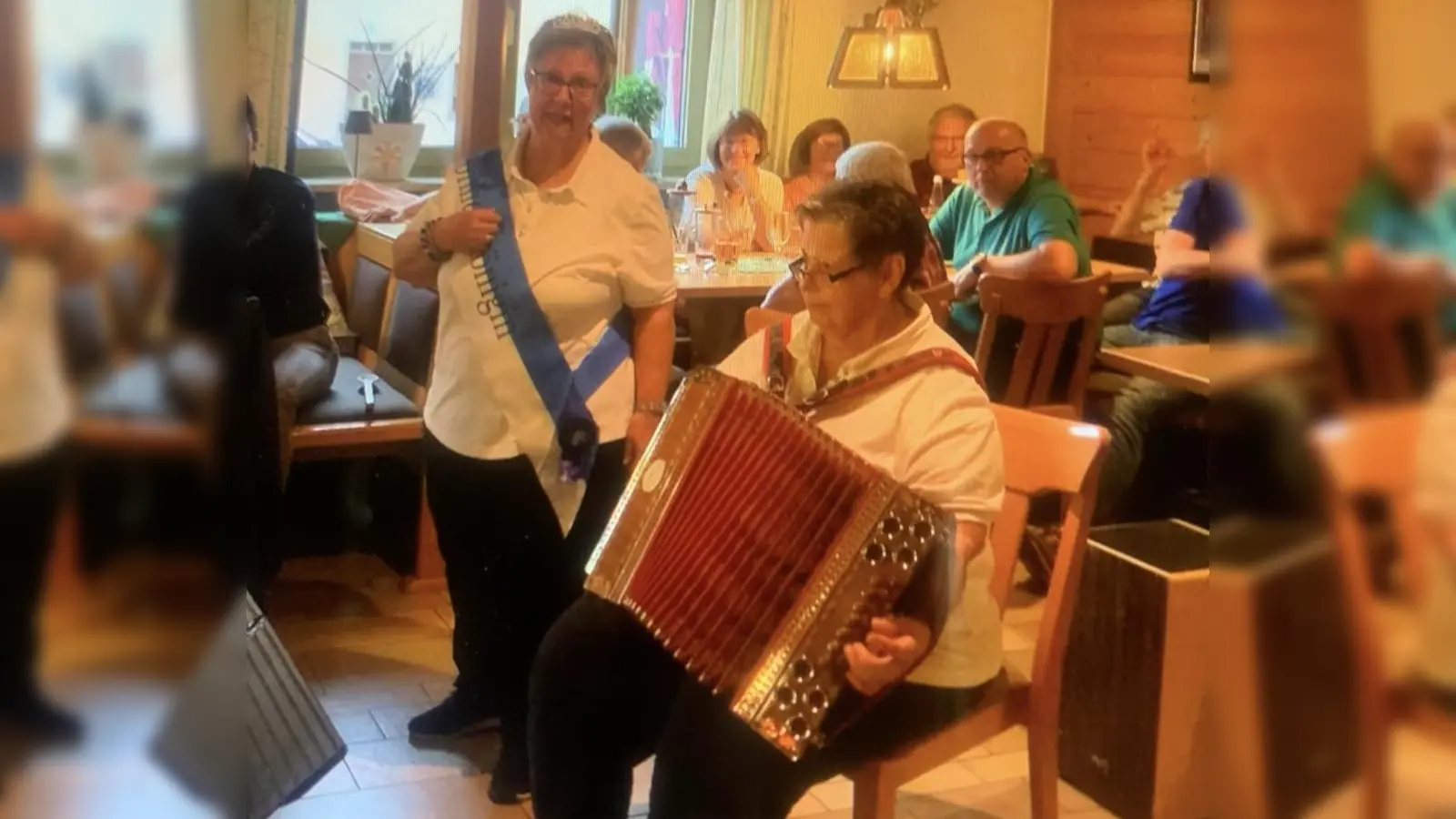 d`Seebauer Moidln - Marille Kett und Marga Roßmann bei ihrem Vortag - Die Schönheitskönigin. (Bild: Musikantenstammtisch Kürmreuth)