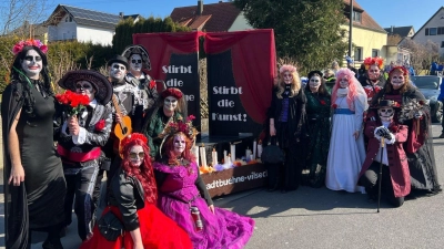 Die Lolamannen bringen den mexikanischen Tag der Toten in die Oberpfalz.  (Bild: Milena Felkl )