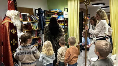 Bischof Nikolaus und Knecht Rupprecht besuchten die Gemeinde- und Pfarrbücherei Moosbach (Bild: Claudia Rieß)