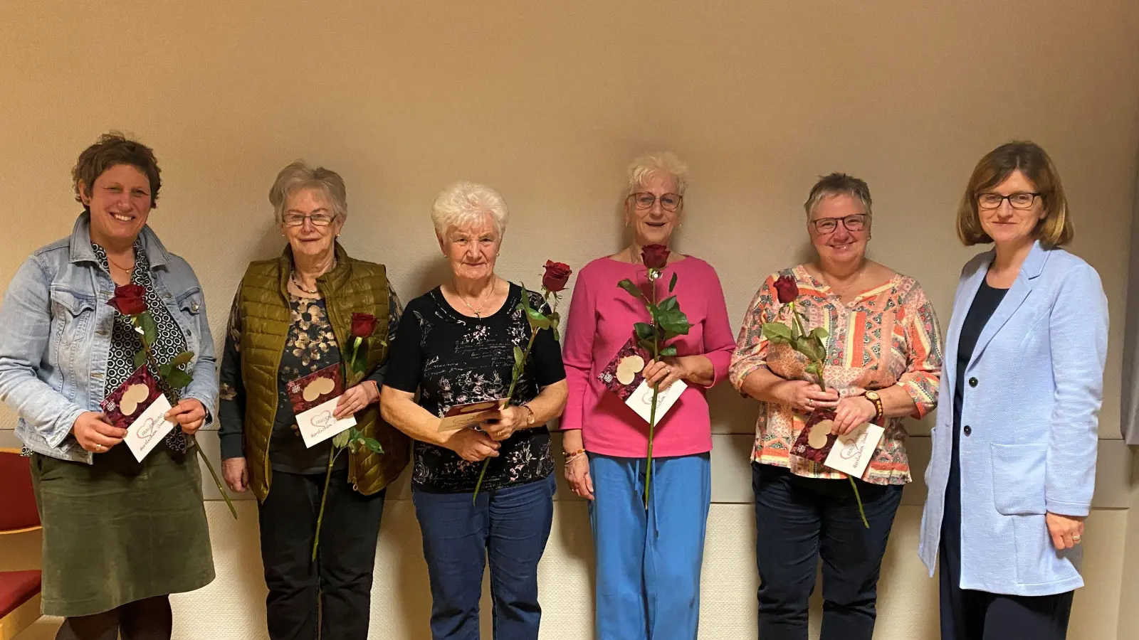 Die Jubilare (von links) Manuela Riedl, Renate Frauenreuther, Kunigunde Neubauer, Emmi Kreuzer und Sabine Sander. Die wiedergewählte Vorsitzende Sonja Sczech (rechts) gratuliert.  (Bild: Frauenbund/exb)