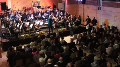 Hier spielt das große Orchester der Blaskapelle St. Georg Rieden zusammen mit Dudelsackspieler Roland Jezussek unter der Leitung von Dirigent Miroslaw Zgrzendek den Song „Highland Cathedrale” (Bild: Michael Rabenhofer )