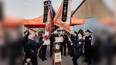 Fahnengruß nach Signatur der Urkunden und Übernahme der Patenschaft, im Hintergrund die Führung der Feuerwehren Iffelsdorf und Pfreimd sowie Schirmherr 1. Bürgermeister Richard Tischler. (Bild: Florian Fröhler )