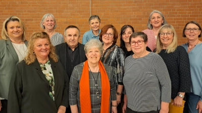 Das Frauenbund-Team (vordere Reihe, von links): Stellvertretende Diözesanvorsitzende Kerstin Aufschneider, Emily Hirschmann-Pirzer, Pfarrer Eduard Kroher, Irene Meyer, Sigrid Pirzer, Ulli Albrecht, Gabi Pongratz-Paul, Hedwig Nübler, Judith Dotzler; (hintere Reihe, von links): Vorsitzende Angelika Kirner, Heidi Riß und Claudia Huber. (Bild: exb)