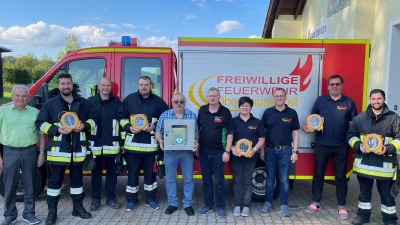 Vertreter der Feuerwehr Oberwappenöst mit EHS-Geschäftsleiter Hermann Krisch (Sechster von links) sowie Bürgermeister Günter Kopp (links) bei der Übergabe der Defibrillatoren. (Bild: Feuerwehr Oberwappenöst/exb)