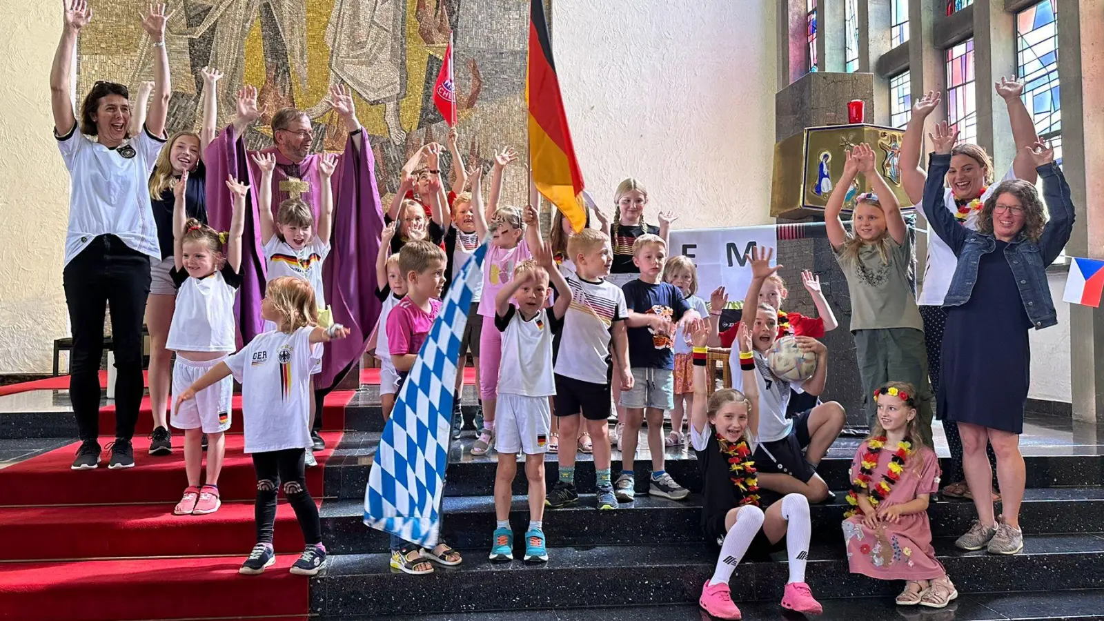 Beim EM-Gottesdienst in Schirmitz herrscht Stimmung fast wie im Fußballstadion. (Bild: Jule Deinzer/exb)