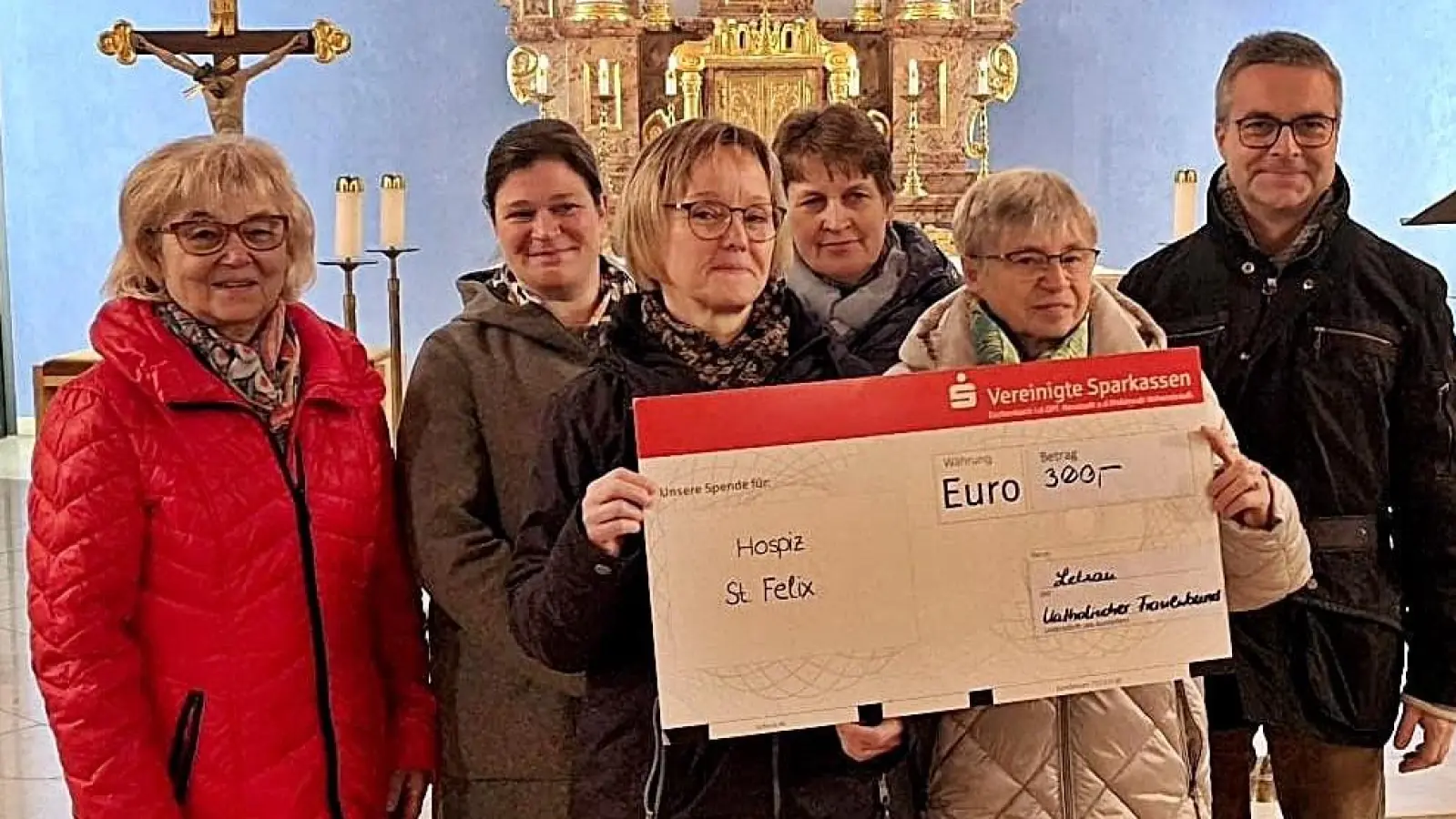 Eine Spende reichten die Frauen im Frauenbund Letzau an die Leitung des St. Felix Hospiz Susanne Wagner weiter, rechts Pfarrer Markus Schmid, daneben Teamsprecherin Margita Sammel, 4. v. r. Susanne Wagner, Leiterin des Hospiz St. Felix. (Bild: Rita Kammerer)