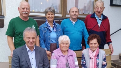 Auf dem Foto von links: Sitzend: Hermann Bühler, ehemaliger Vorstand OGV, Anni Keil und Grete Royer, jeweils Gründungsmitglieder Stehend: Günter Wonneberger, 1. Vorstand OGV, Hildegard Geismann, 3. Bgm., Georg Hausmann, 1. Vorstand Schützenverein Edelweiß Obersdorf, Franz Kerscher, ehemaliger Vorstand OGV (Bild: Bernadette Frischholz)