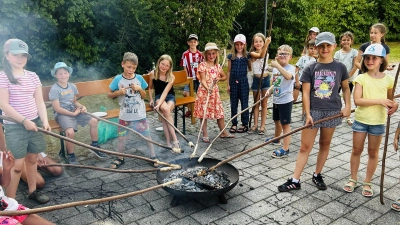 Zum Element Feuer konnten die Kinder leckeres Stockbrot über einer Feuerschale grillen. (Bild: Ann-Kathrin Förderreuther)