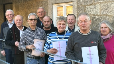 In der Jahreshauptverssammlung des Ortsverbands von KAB/Männerverein Flossenbürg ehrt Vorsitzender Franz Völkl (Zweiter von links) acht Mitglieder für langjährige Mitgliedschaften. Johann Rosner (links) wurde als Vereinswirt und Fahnenträger verabschiedet. (Bild: cro)