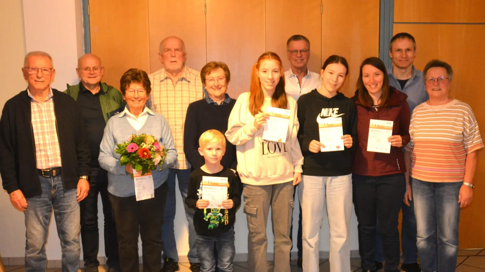 Nach der Urkundenverleihung gab es freudige Gesichter. Von li. Rudolf Wild (DSA-Koordinator), Manfred Groher ( Vorsitzender Turnabteilung ), Helga Kohl, Alfons Flor, Anneliese Bauer, Maya Lang, Bürgermeister Hermann Falk, Marie, Mandy, Michael Lang und Marianne Wild. Ganz vorne Jonas Geiger.<br> (Bild: Fritz Dietl )