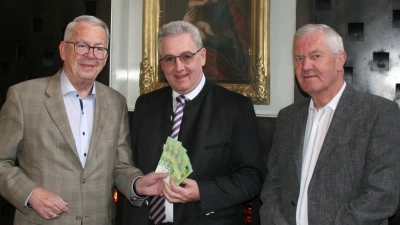 Vorsitzender Karl Beer (links) und sein Stellvertreter Siegfried Grasser (rechts) überreichten Pfarrer Hannes Lorenz die Geldspende. (Bild: Petra Beer-Dausch)