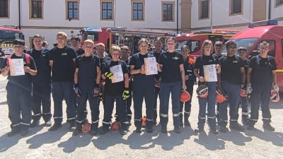 Die Jugendlichen der Jugendfeuerwehr Birgland mit den Urkunden der Plätze 9, 10, 11 und 12.. (Bild: Christina Herbst)