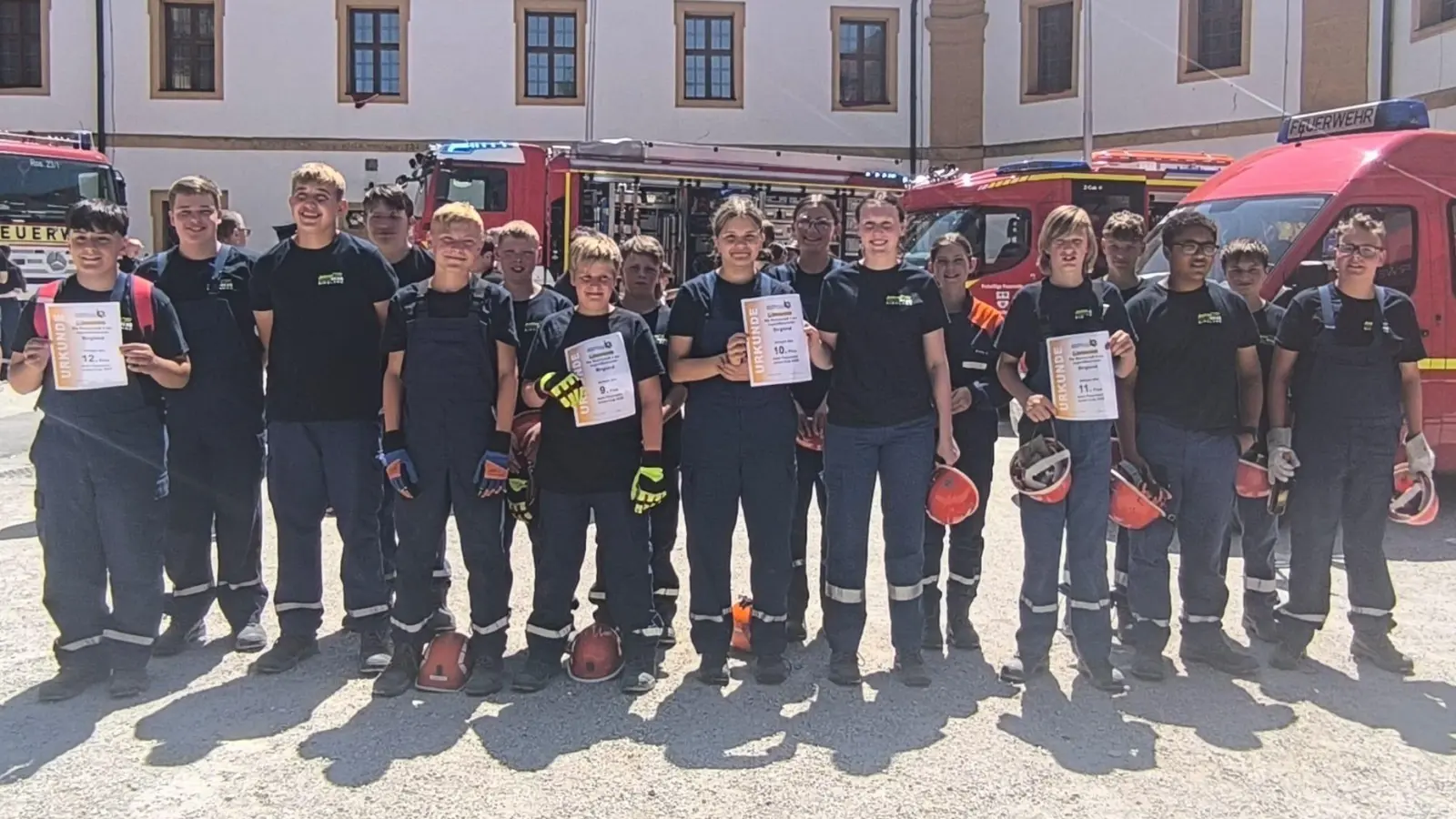 Die Jugendlichen der Jugendfeuerwehr Birgland mit den Urkunden der Plätze 9, 10, 11 und 12.. (Bild: Christina Herbst)