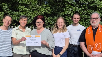 Strahlende Gesichter bei der Spendenübergabe: Im Bild von links Dr. Margarete Pickert (Ärztliche Leiterin SAPV), zweite Kolpingvorsitzende Barbara Kaßeckert, Schwester Barbara (SAPV), die Oberministranten Leonie Kaßeckert und Korbinian Weidner, Kolpingvorsitzender Reiner Gärtner. (Bild: Kolpingfamilie Friedenfels/exb)