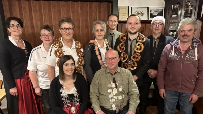 Das Königspaar eingerahmt von seinen Stellvertretern und 3. Bürgermeister Josef Fleißer (rechts). (Bild: Eleonore Seidl)