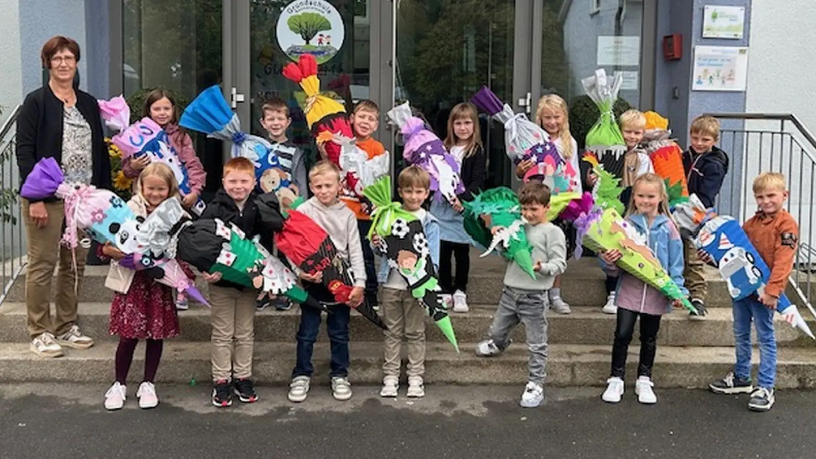 ABC-Schützen der Grundschule Konnersreuth mit Lehrerin Frau Birgit Lehmann. (Bild: Michaela Ponnath)