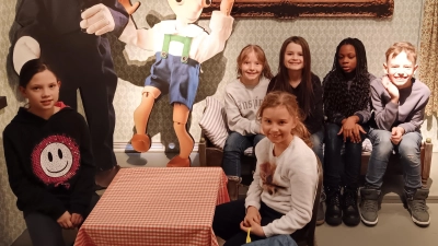 Schüler im Puppenmuseum in Pilsen (Bild: Birgit Enders)