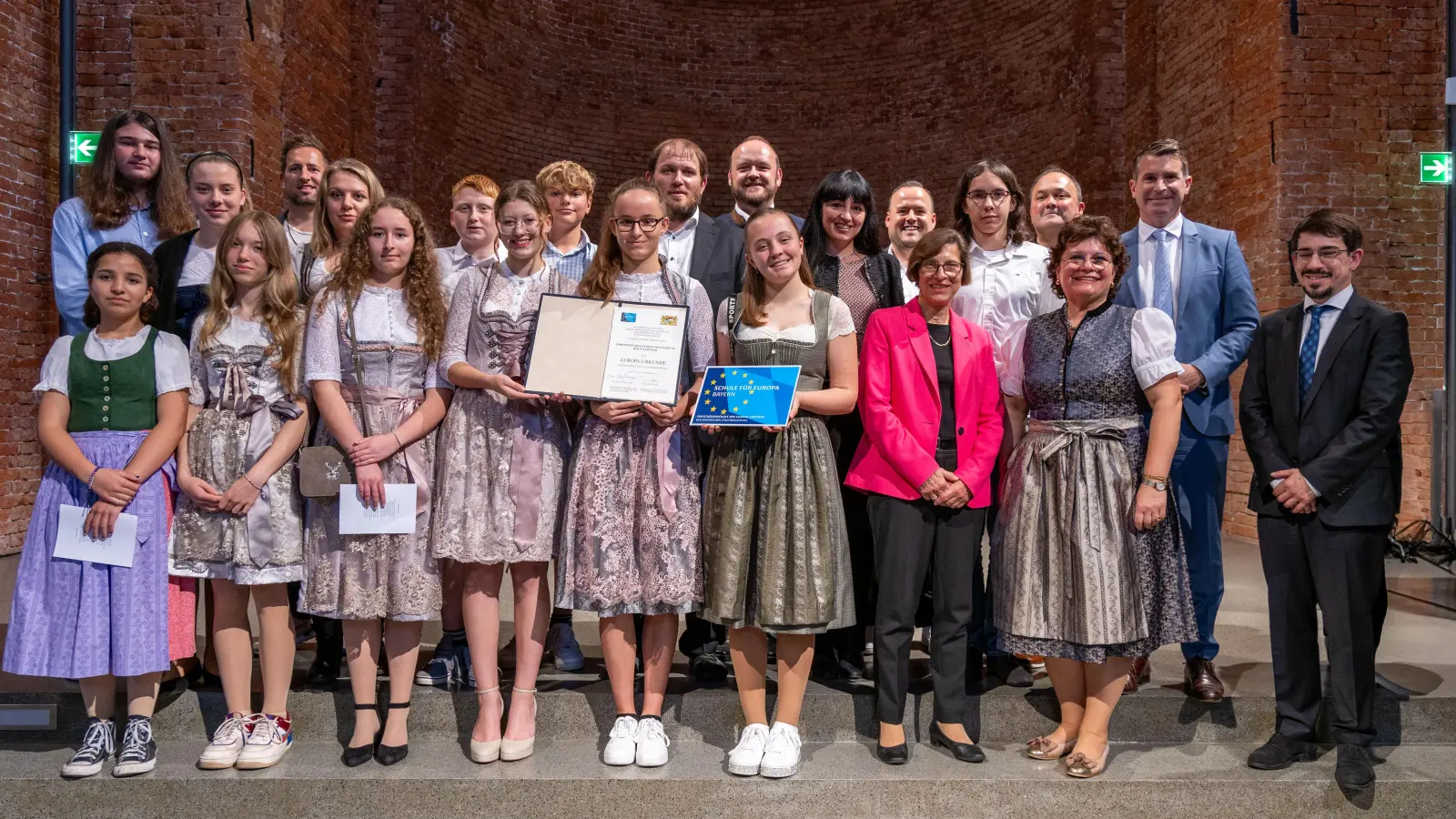 Vordere von links nach rechts: Lizéa Dognon, Sophia Neugirg, Sophie Prähofer, Maja Haubner, Sarah Prähofer, Anne Hagemann, Ministerialrätin Dr. Christine Modesto, Schulleiterin Irene Sebald, BerR Florian Aschenbrenner<br>Hintere Reihe v.l.n.r: Nicolas Gradewald, Nike Schmid, StR (RS) Daniel Sommer, StRin (RS) Julia Grollmisch, Nico Nickl, Lukas Roth, StR (RS) Johannes Paetzolt, Landrat Andreas Meier, BerRin Elke Völkl, StR (RS) Tobias Neubert, Valentin Gebhardt, Elternbeiratsvorsitzender Jörg Gerolstein, Staatsminister für Europaangelegenheiten und Internationales Eric Beißwenger (Bild: Tobias Neubert)