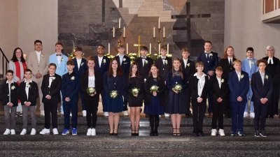 Die jungen Leute nach ihrer Konfirmation mit Pfarrerin Ulrike Häberlein und Diakonin Bettina Kopp.  (Bild: Fotohaus Jäger/exb)