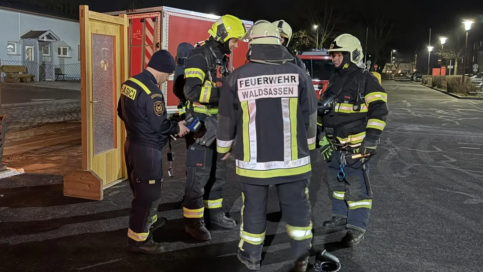 Deutsche und tschechische Feuerwehrkräfte übten vergangene Woche gemeinsam unter Atemschutz. (Bild: Florian Müller)