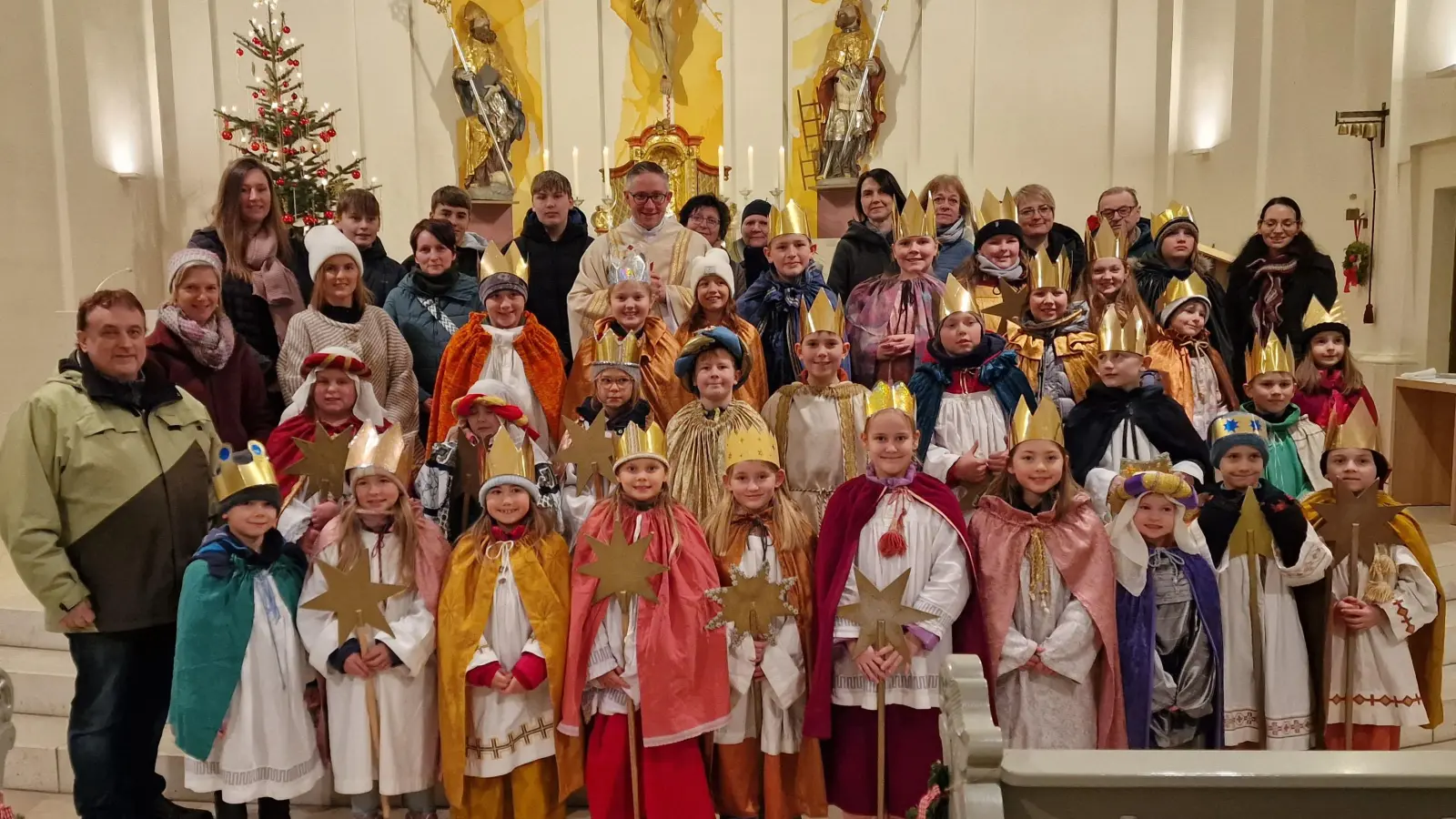 Gruppenfoto bei der Sternsinger-Aussendung (Bild: Josef Kleber)