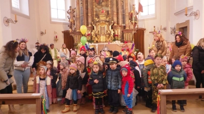 In der bunt geschmückten Kirche gestalteten die Kindergartenkinder mit Pfarrer Benny Joseph einen „närrischen” Gottesdienst.  (Bild: Christine Götz)