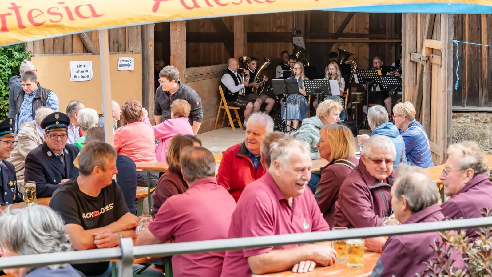 Zufriedene Besucher beim Pfarrfest in Hohenthan. (Bild: ws-fotografie)