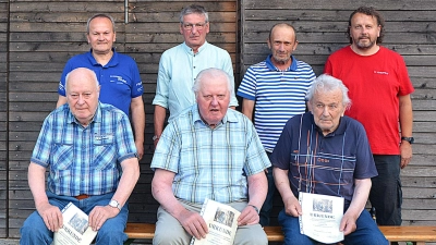 Vorstand B. Maier, li. und Kommandant C. Lenk re. dankten den Geehrten Josef Schlosser, Reinhard Strobl, stehend v. li., Franz Schlosser, Hans Schlosser u. Günther Lenk, sitzend v. li. für ihre lange Treue zur Ehenfelder Feuerwehr.  (Bild: Fritz Dietl)