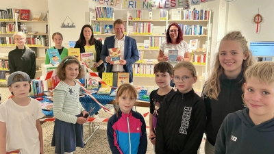 Eröffnung des Sommerferien-Leseclubs. Hinten von rechts: Viola Rieß (Leitung), Bürgermeister Herr Stefan Grillmeier, Pia Heinrich und schon einige Kinder die sehr neugierig auf den neuen Lesestoff sind. (Bild: Monika Bauer)